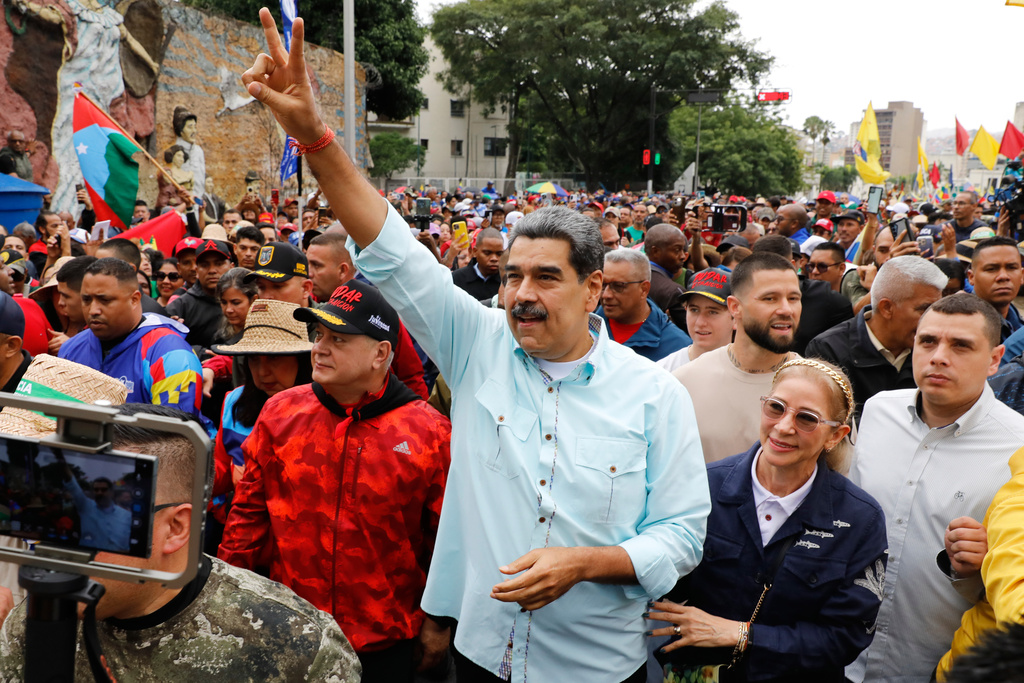 Presiden Nicolas Maduro menghadiri rapat umum peringatan Pertempuran Santa Ines, yang terjadi selama Perang Federal Venezuela abad ke-19, di Caracas, Venezuela, Rabu, 10 Desember 2025. (Foto: AP/Cristian Hernandez)